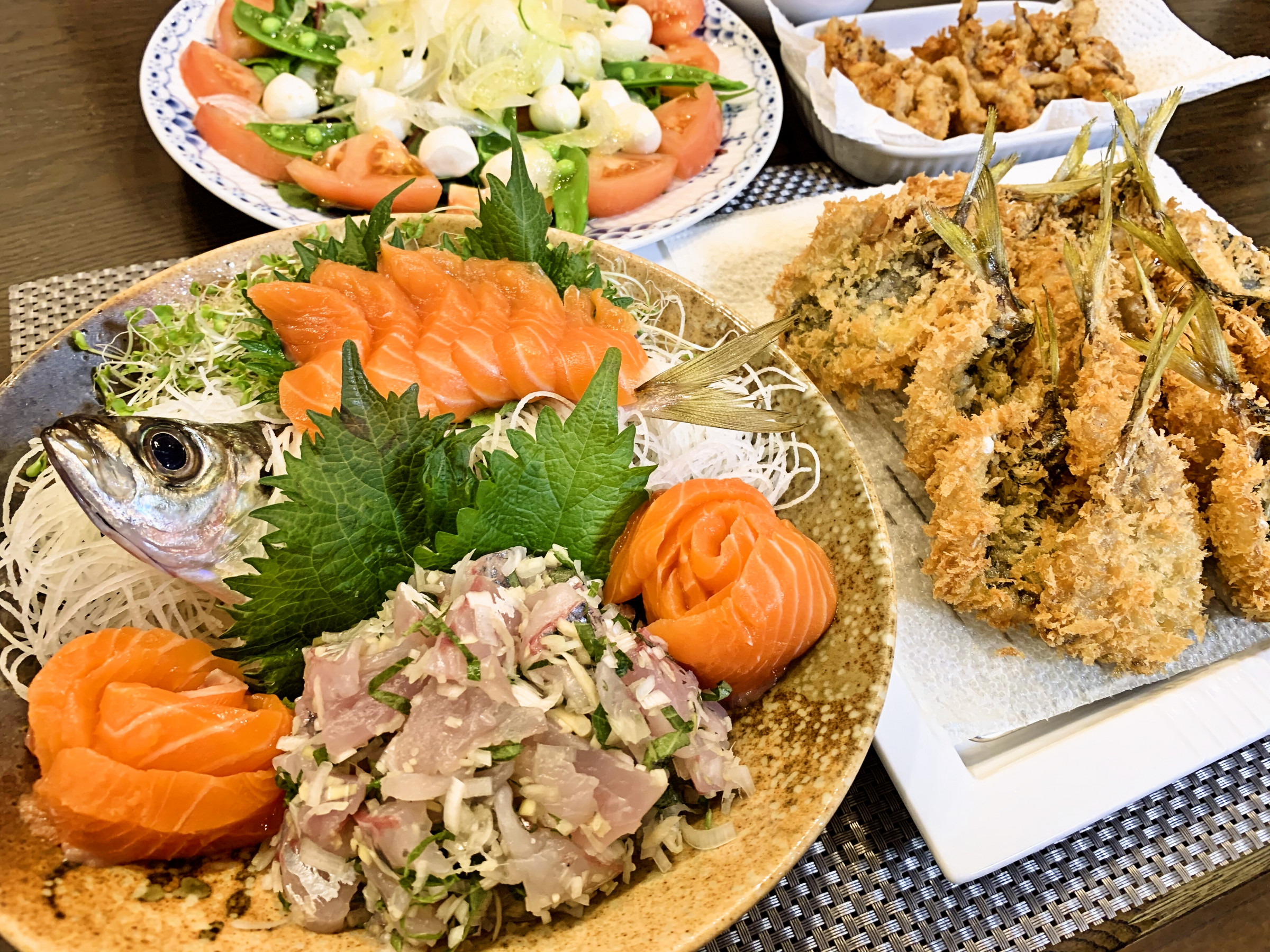 「魚を釣ったはいいけど捌けない…」というビギナーの方々も大歓迎！釣った魚を持ち込んで食べられるお店もご紹介致します🐡✨（※写真はイメージです）